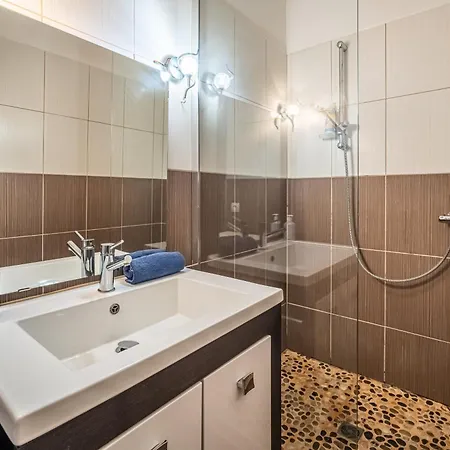 L'appart Cinema Centre 纳博讷